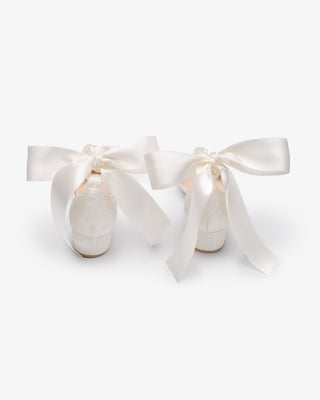 Ivory Lace Round Toe Low Block Heel Wedding Shoes with Wrapped Satin Tie
